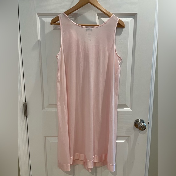 Vanity Fair Ladies Sleeveless Nightgown M
Made in the USA
Pink Vintage - Picture 2 of 3